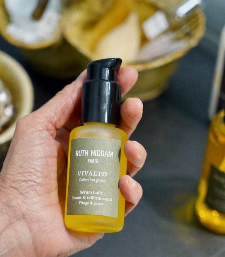 Main prenant le produit Ruth Niddam 'Vivalto'